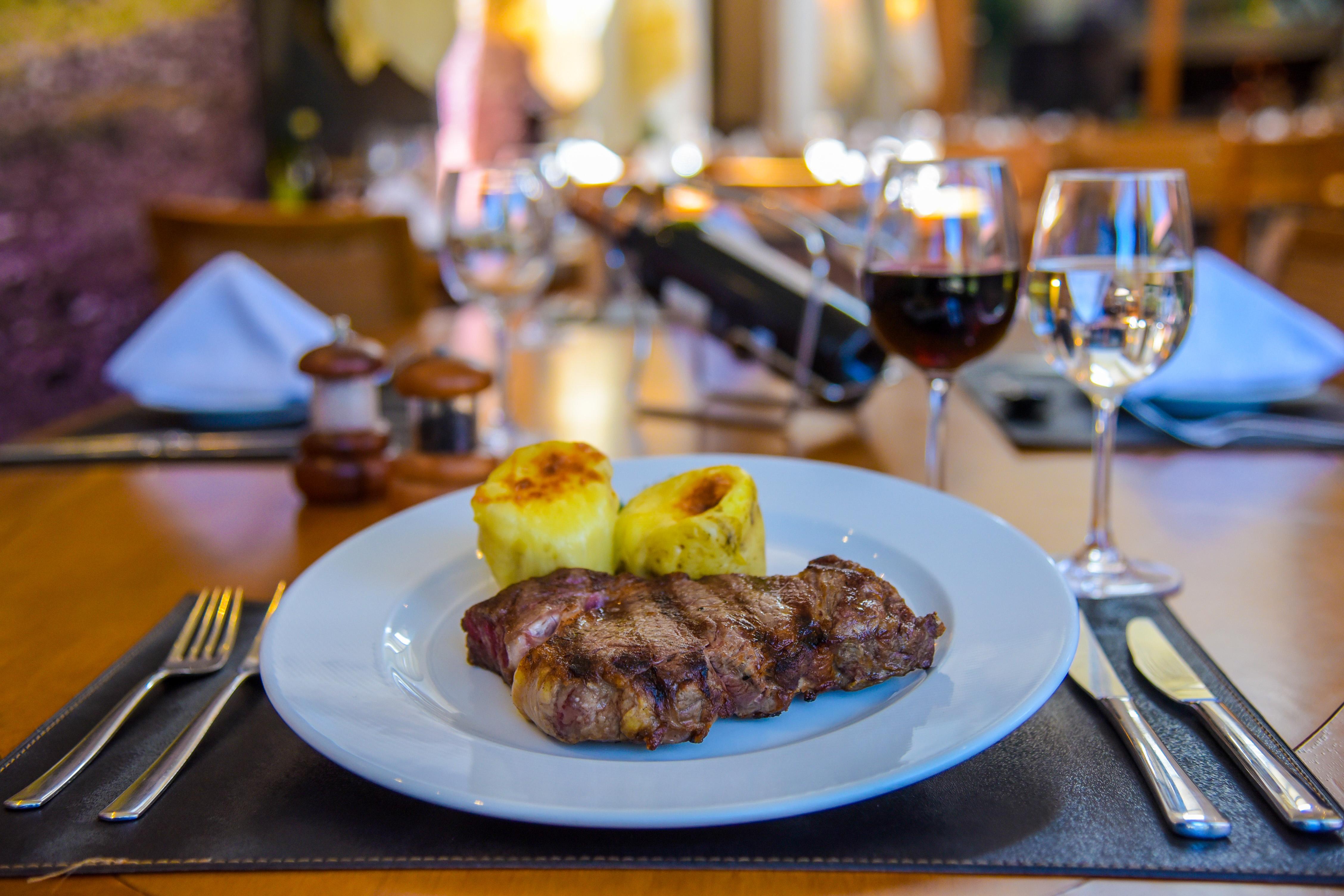维希塞拉诺酒店 格拉玛多 外观 照片 A steak with baked apples