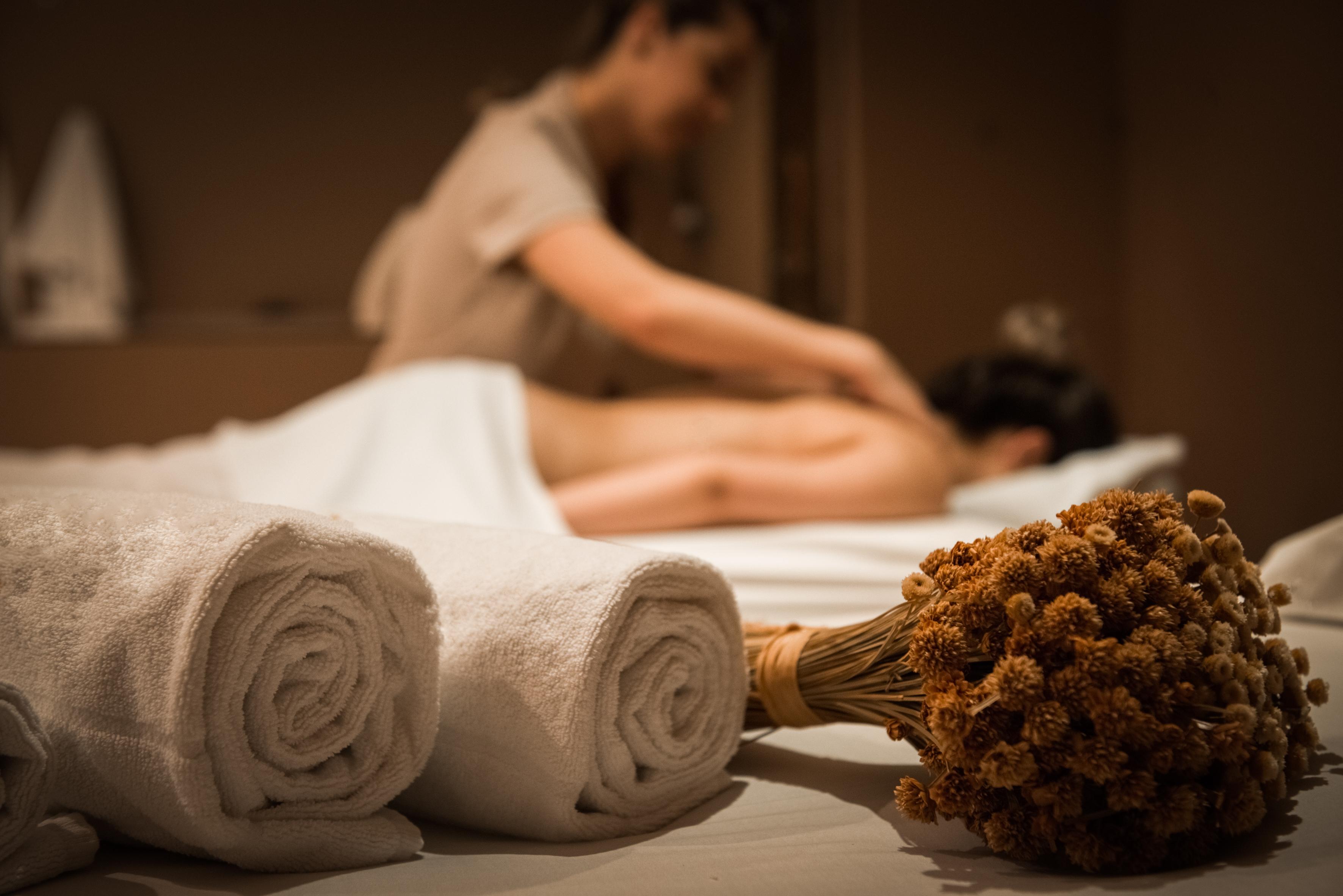 维希塞拉诺酒店 格拉玛多 外观 照片 A woman receiving a massage